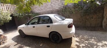 Avtomobil satışı: Ağ rəngli 4 qapılı sedan - Korpus: kompakt sedan kuzov, yumru arxa
