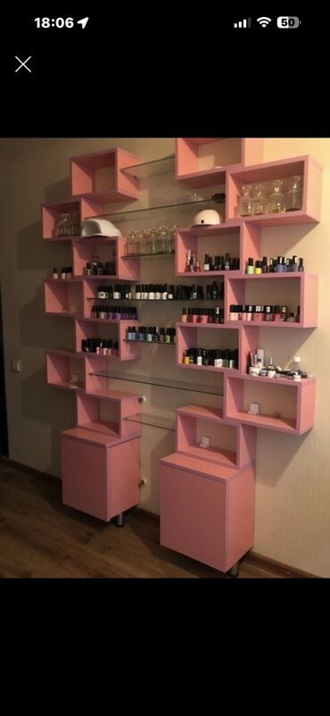 Quruducular: Salon və ev üçün divar rəf sistemi – çəhrayı modul dizayn