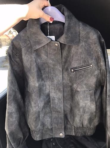 женские бомберы: МУЖСКОЙ новый размеры s, m, L, xL Серый укороченный бомбер из экокожи — 2