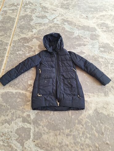 Пуховики и зимние куртки: Женская куртка теплая зимняя размер 44-46. Цена:650сом
