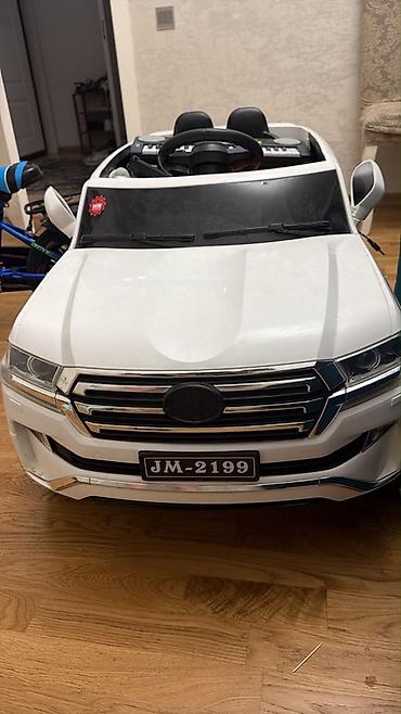 akumulator usaq masinlari: Uşaq üçün elektrikli minik avtomobili – ağ rəng, SUV tipli kuzov — 1