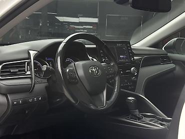 машины тойота: Toyota Camry: 2021 г., 2.5 л, Вариатор, Гибрид, Седан — 8