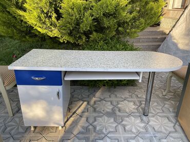 Ofis masaları: İşlənmiş, Dördbucaq masa