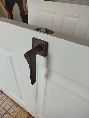 Другие услуги: Установка бронированные и межкомнатных дверей .
Цена договорная — 15