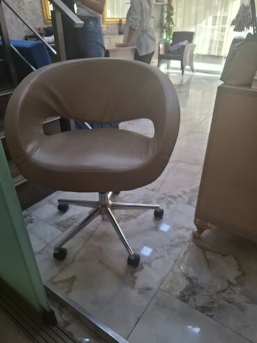 stul ucun cexollar: Döner ofis/kreslo - Dizayn: dairəvi bel dəstəyi və ortası açıq arxa