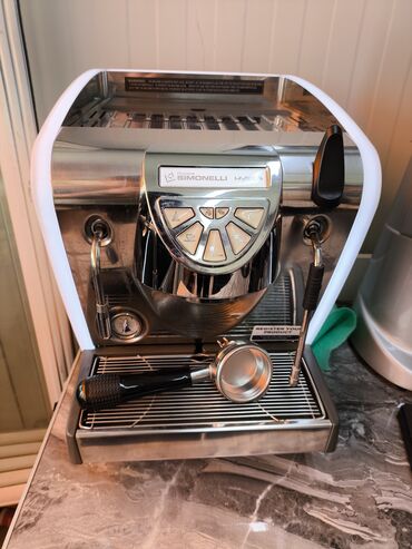 Plitələr və bişirmə panelləri: Qəhvə maşını Nuova simonelli, Yarımavtomat, Su qabı ilə