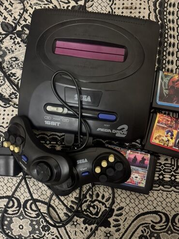 Sega Mega Drive 2 oyun konsolu. 3 diski ilə bərabər satilir