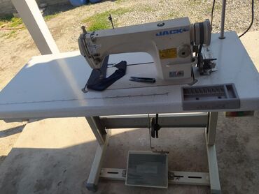 Швейные машины: Продаю швейная машинка в хорошем состоянии цена 6000 т сом адрес ж.м