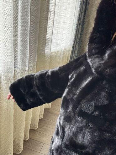 Kürklər: Kristina brendinə məxsus qara rəngli, başlıqlı xəz palto. Bu uzun — 7