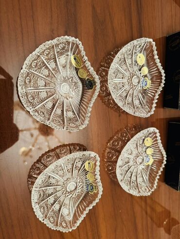 Külqabılar: Dörd ədəd "TOM Bohemia Crystal" markalı kristal qab dəsti. Hər qabın — 2