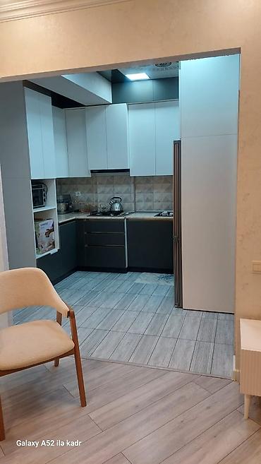 Mənzildə peşəkar dizaynla hazırlanmış mətbəx və geniş yaşayış sahəsi