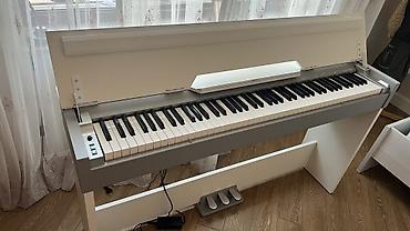 medeli: Medeli rəqəmsal piano – elegant ağ/gümüş korpus və qapaqlı konsol — 1