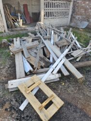 сухие дрова: Строительный древесный лом/обрезки досок - Смешанный набор досок и