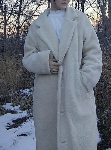 Пальто: Длинное пальто из мягкого «тедди» (овчинка) молочного цвета. - — 3