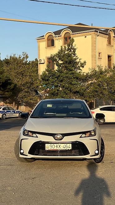 Toyota: Toyota Corolla – sedan, ağ rəng, qara dam aksenti ilə. Texniki və — 4