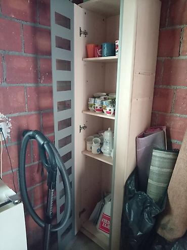 Shelves: Vetrinica sa jako lepim dezenom stakla, unutra ima i 4 police. bez — 1