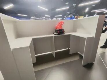 Ostali nameštaj: Pult 15 Materijal: Izrađen od Univera u belom dekoru, debljine 18mm — 11