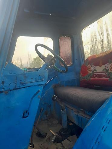 авто азербайджан: Mavi rəngdə kabinəli kənd təsərrüfatı traktoru. Xüsusiyyətlər: - — 10