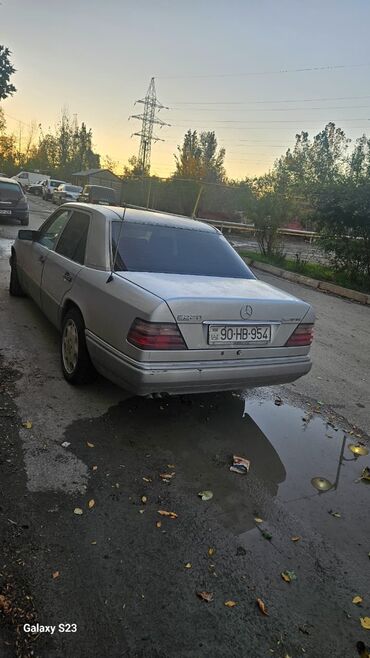 Mercedes-Benz: Mercedes-Benz E 220: 2.2 l | 1995 il Sedan — 2