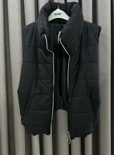 женские розовые пуловеры: Qara rəngli qadın/pol unisex şişmə jilet - Model