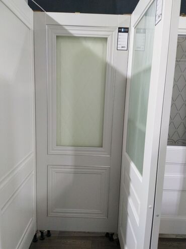 Строительные блоки: Ağ rəngdə, şüşəli daxili qapı. Ev və ya ofis üçün əla seçimdir. Qapı
