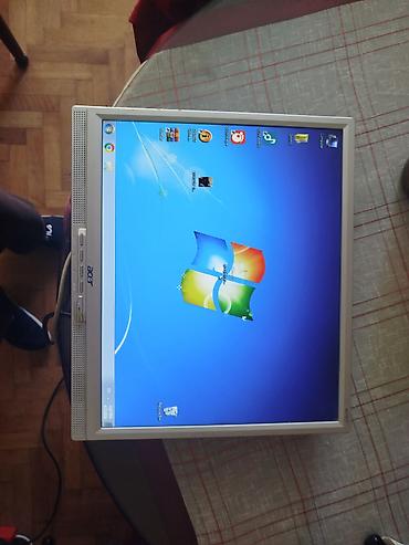 Monitori: Retro Acer monitor sa zvucnicima.
Bez postolja — 2