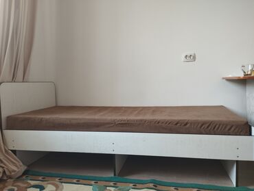 кроватное основание: Кровать односпальная с матрасом. Выполнена в светлом оттенке, что
