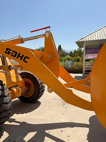 Фронтальные КУНы: Фронтальный погрузчик — Китай. 2025 год. Ковш 2,2 см³. Управление — — 4