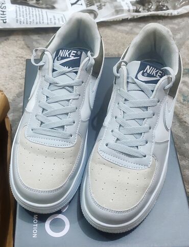 купить кроссовки найк в бишкеке: Продаю белые кеды Nike 
размер 42