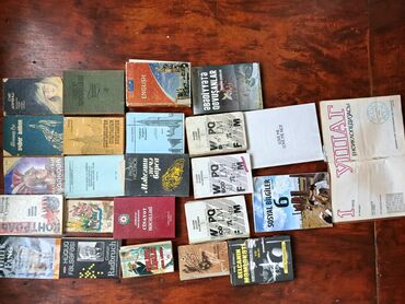 CD, DVD disklər və kassetlər: Müxtəlif mövzularda və janrlarda geniş çeşiddə kitablar təklif olunur