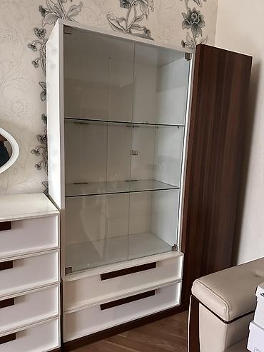 dekor vitrin: Qonaq otağı üçün mebel dəsti Tərkibi: - TV stendi: aşağı bölmə (geniş — 3