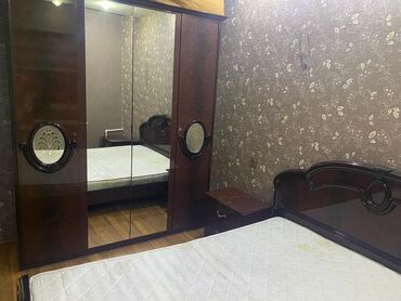 Masalar və oturacaqlar: 2 təknəfərlik çarpayı, Dolab, Termo, 2 tumba, İşlənmiş