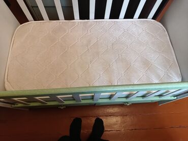 купить кровать трансформер: Для девочки и мальчика, Б/у, Четырехугольная, Колыбель, С бортиками, С матрасом, С механизмом качания