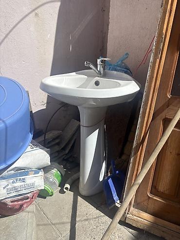 demir su çen: Piyedestallı çanaq tipli hamam əlüzyuyanı Krant üzərində verilir - — 1