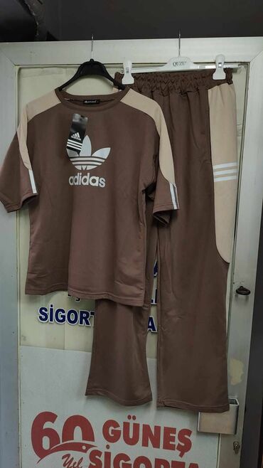 trenerke stradivarius: 05. B. trenerka 
s,m,l,xl
3700 din