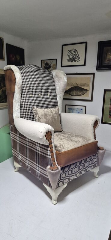 Fotelje: Fotelja sa visokim naslonom i raznolikim presvlakama kombinuje — 2