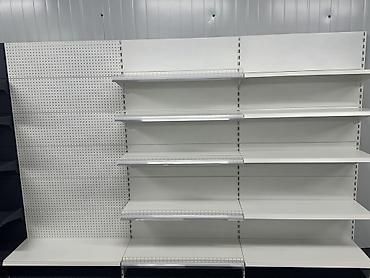 Стеллажи: Торговый стеллаж пристенный, металлический, серый. - Конфигурация — 25