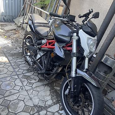 Мотоцикл-нейкед класса roadster. Характеристики и оснащение: -