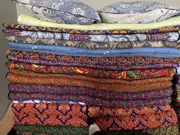 пухов подушки: Продаются зимние теплые ватные одеяла, жуурканы, тошоки, подушки из