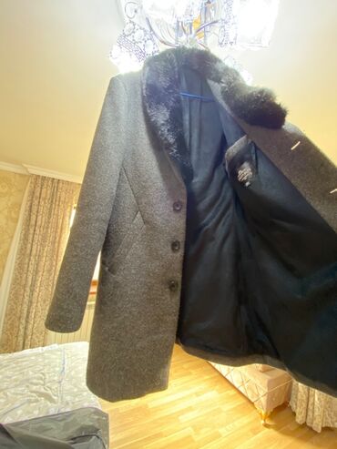 uzun palto: Satilir 4 xl dir 80-85 cekiye yaxsi gedir 80 azne alinib 2 defe