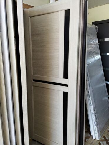 qapi otaq: Ağacdan hazırlanmış, düzbucaqlı formalı qapı. Qapının üzərində iki