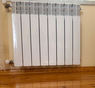 Kombilər: 8 pilləli radiator. Yeni kimi qalıb. Şüvəlanda yerləşir. Zəhmət