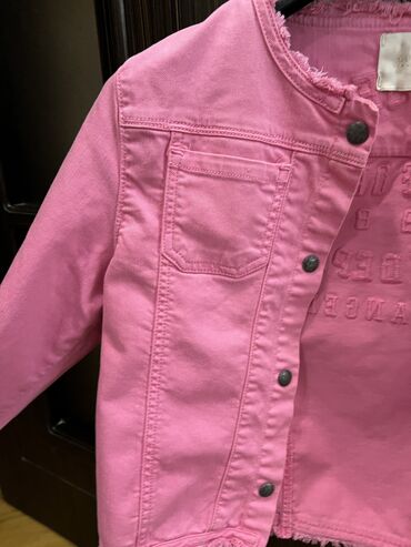 утепленная детская куртка: Джинсовая куртка Бренда Guess для девочек 12-13 лет. Оригинал, куплена