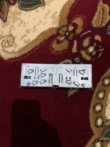 Maqnitofonlar: Bosch avtomobil maqnitofonu (head unit) üçün əsas blok və metal montaj — 4