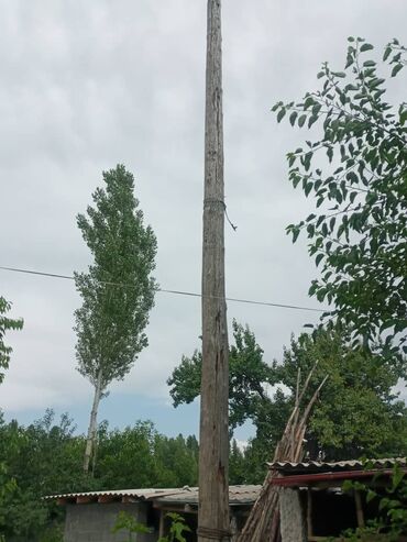 бу отун: Деревянный столб, возможно, использовался для поддержки линий