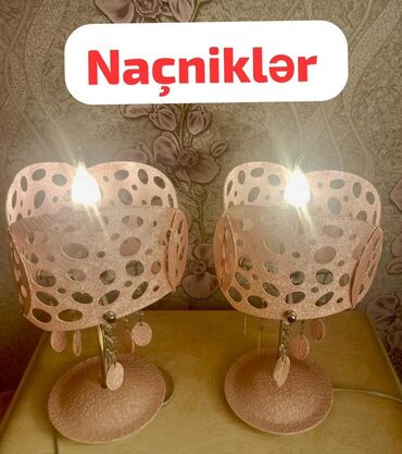 gecə işıqları (noçnik): Dəyirmi formalı, qızılı rəngli, dekorativ detallara malik iki ədəd