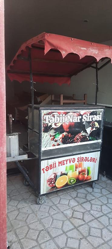 Mağaza arabaları: Təbii meyvə şirələri üçün səyyar satış arabası. Arabanın üzərində — 1
