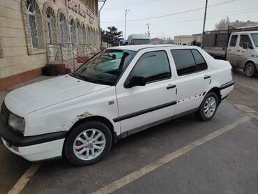 меняю дом на авто: Седан Volkswagen Jetta белого цвета с четырьмя дверями, идеально