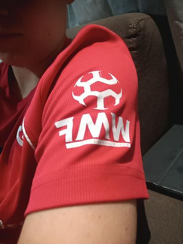moncler bakı: Qırmızı rəngli rəsmi idman futbolkası – WMW World Cup Baku 2025 — 3