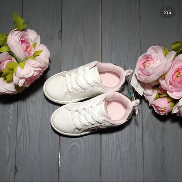 Детская обувь: Кроссовки от OshKosh мягкие белые кроссовки с простым дизайном в виде
